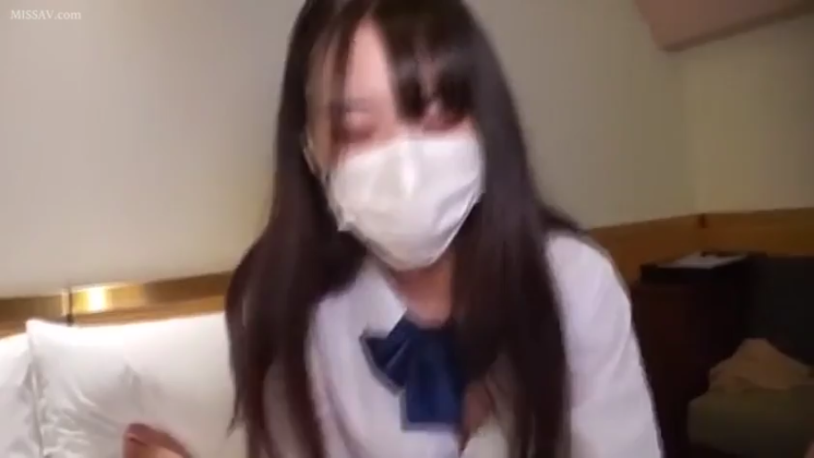 酒店 · 白色口罩 · 略显害羞 · 白色学生制服衬衫 · 头部面部特写 · 口罩遮面