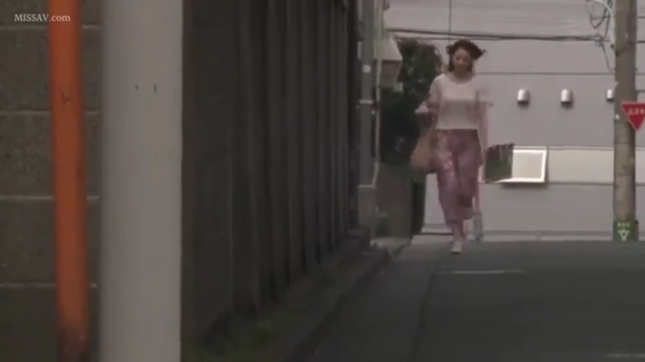 街道 · 平凡 · 短袖上衣 · 手提袋 · 远景