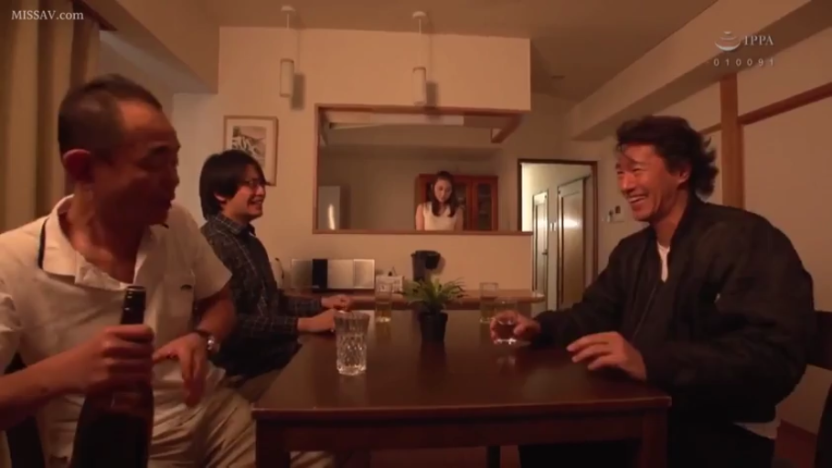 大笑 · 餐厅 · 酒杯 · 深色格纹衬衫