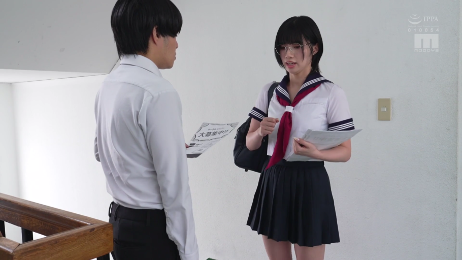 传单 · 深色西裤 · 室内光线 · 学校走廊 · 男生背影 · 女生认真交谈