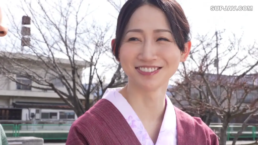 脸部特写 · 站立 · 微笑 · 室外 · 和服 · 中年女性 · 和蔼