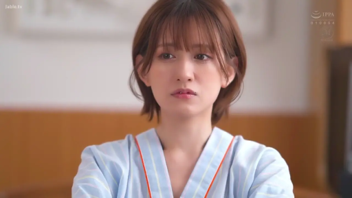 病房 · 迷茫 · 脸部特写 · 淡蓝色条纹病号服