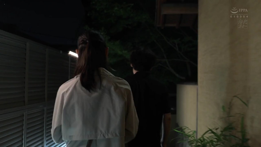 行走 · 室外 · 白色外套 · 两人 · 跟随 · 全身背影