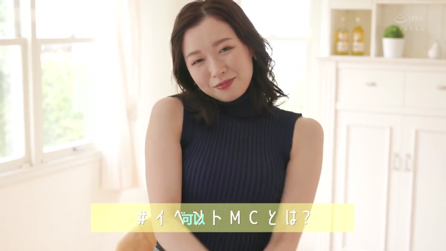 室内 · 温柔 · 上半身特写 · 光线明亮 · 无袖高领针织衫