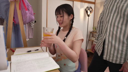 坐姿 · 中景 · 微笑 · 居家 · 书房 · T恤 · 课本 · 拿杯子