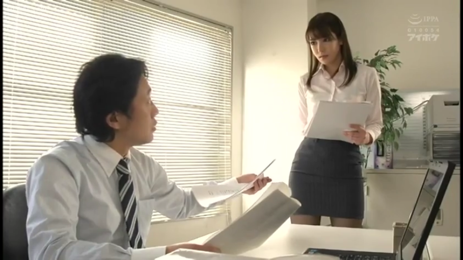 专注 · 办公室 · 男性西装衬衫领带 · 办公文件 · 人物半身中景