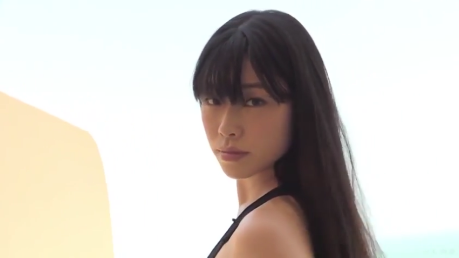 回眸 · 面部特写 · 凝视 · 户外 · 长发 · 冷淡 · 黑色泳衣