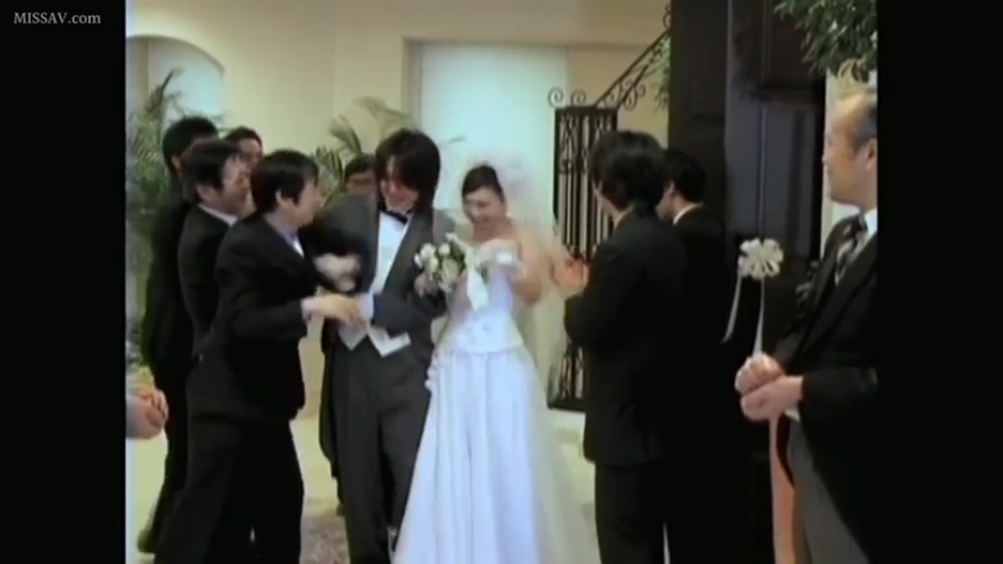 全身 · 站立 · 微笑 · 婚纱 · 婚礼现场 · 手捧花 · 婚礼 · 庆祝
