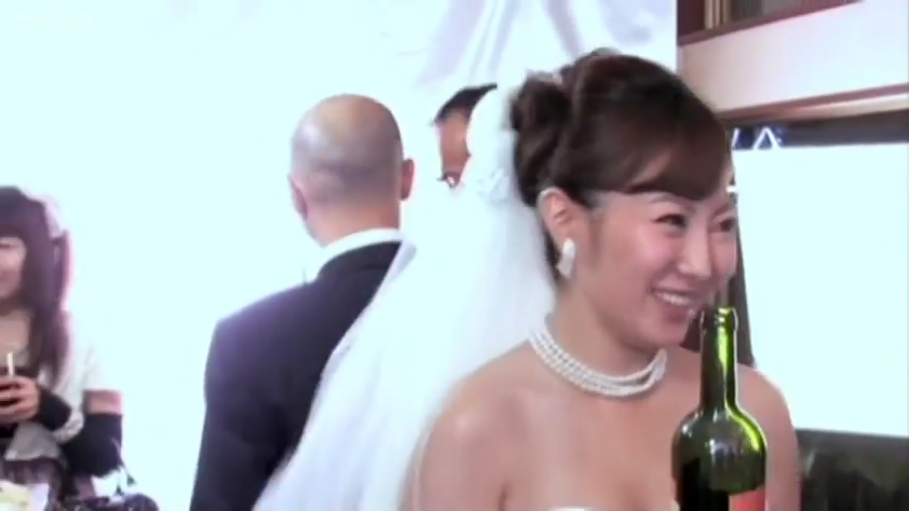 酒瓶 · 婚礼现场 · 抹胸式礼服 · 开心的微笑 · 新娘面部特写