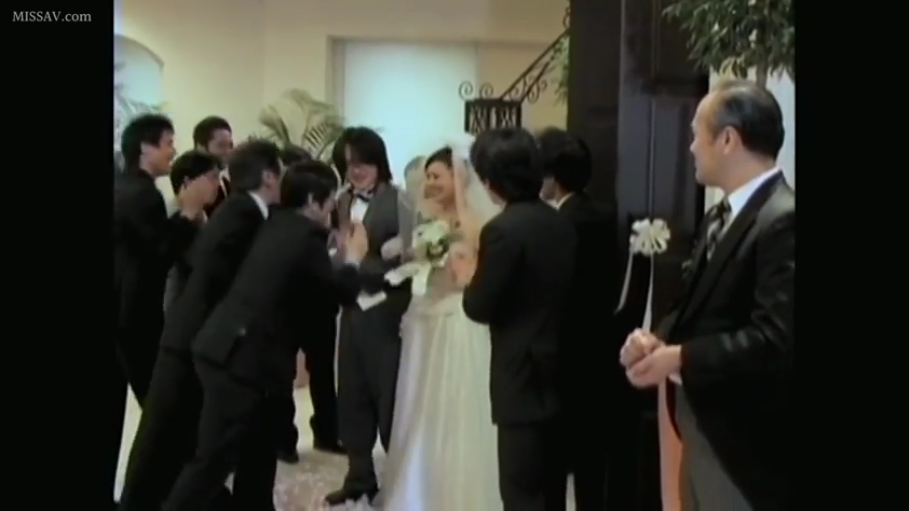 站立 · 多人 · 笑容 · 婚纱 · 花束 · 婚礼现场 · 庆祝