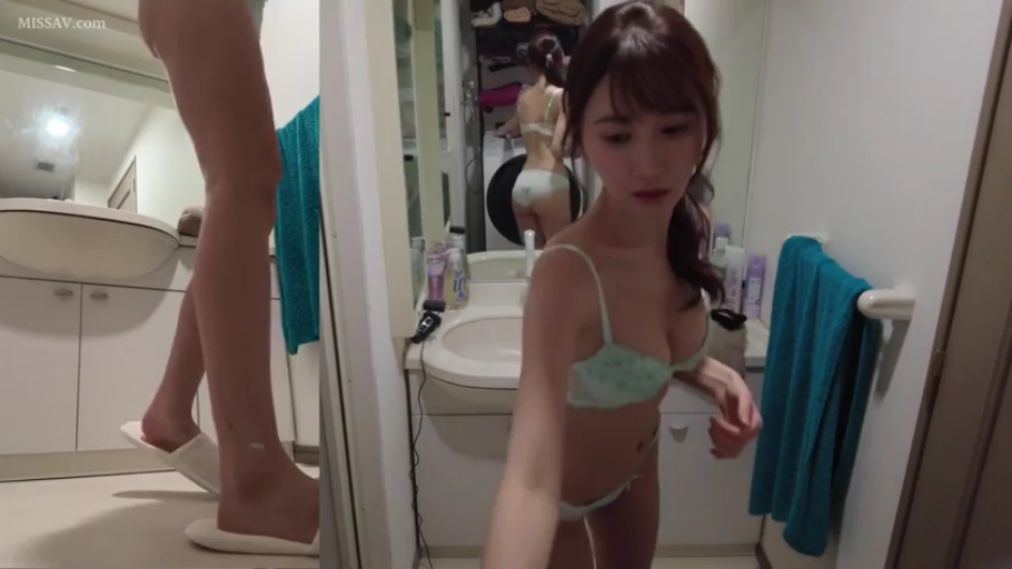 注视 · 腿部特写 · 洗手间 · 浅绿色文胸 · 拖鞋