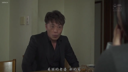 室内 · 坐姿 · 交谈 · 严肃 · 中景 · 桌子 · 西装 · 中年男子