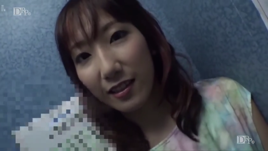 室内 · 脸部特写 · 彩色无袖衫