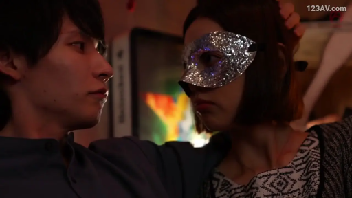 室内 · 严肃 · 剧情 · 对视 · 近景 · 便装 · 面对面 · 面具