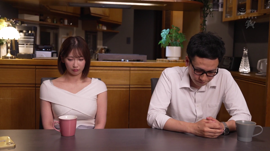 白色露肩上衣 · 居家环境 · 手表 · IPPA标志 · 情绪低落 · 人物半身中景