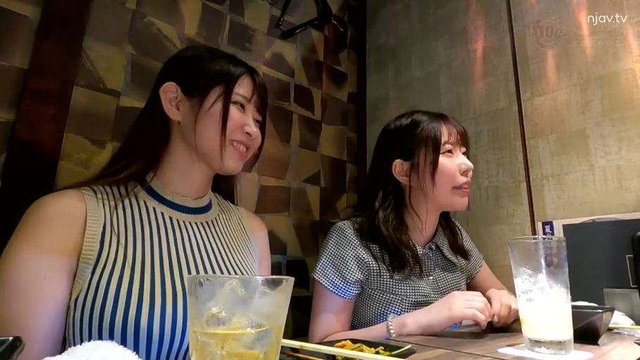 坐姿 · 交谈 · 中景 · 微笑 · 餐厅 · 条纹背心 · 玻璃杯