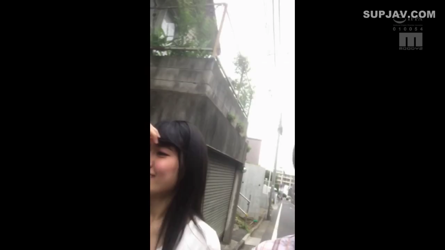 站立 · 半身特写 · 白い上着 · 户外街道