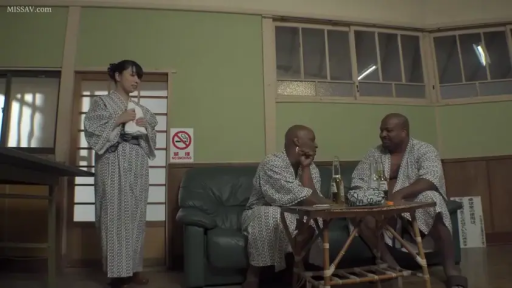 室内 · 站立 · 沙发 · 自然 · 多人 · 浴衣 · 闲聊