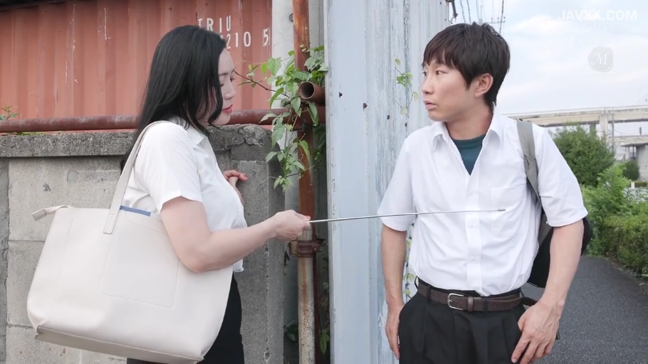 厂房围墙边 · 金属指引棒 · 男性表情困惑 · 两人上半身中景 · 男性穿白色短袖衬衫配黑裤