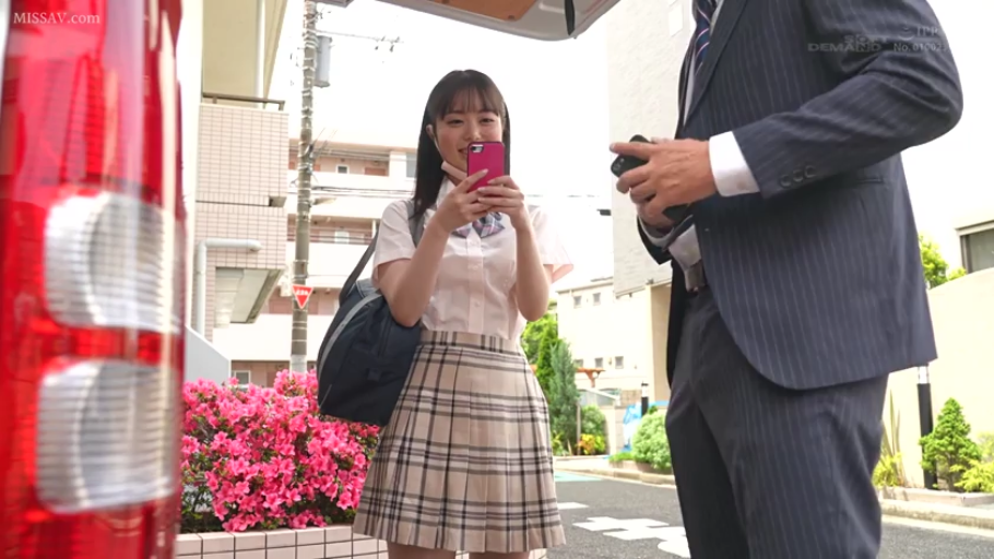 好奇 · 短袖衬衫校服 · 智能手机 · 户外街道 · 女生面部特写 · 汽车后备箱