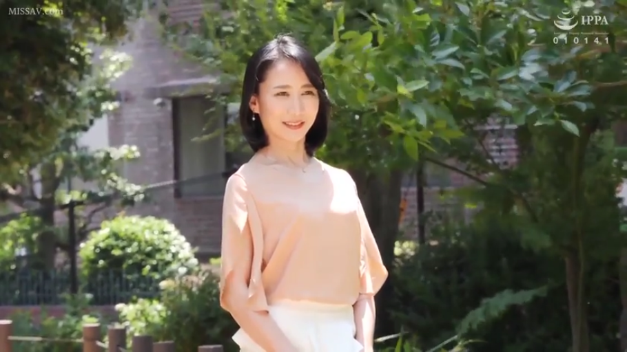 温和 · 半身特写 · 公园 · 浅杏色短袖上衣