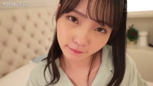 俯身 · 脸部特写 · 卧室 · 微笑 · 对视 · 清纯 · 睡衣 · 床头板