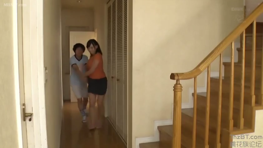 自然 · 楼梯口 · 男子穿浅色T恤和短裤
