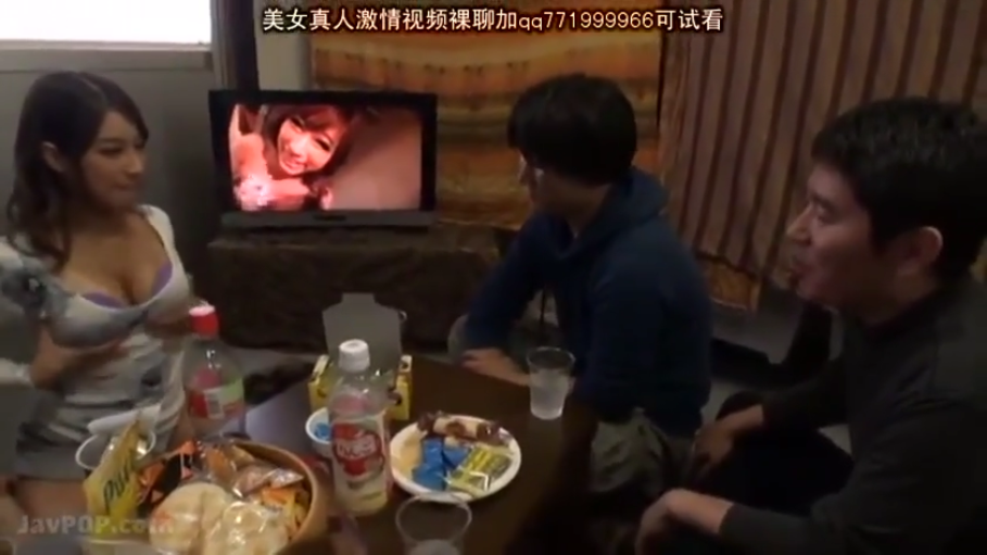 室内客厅 · 塑料杯 · 女性胸部特写 · 男人注视表情 · 男性穿卫衣和毛衣 · 电视屏幕正在播放色情画面