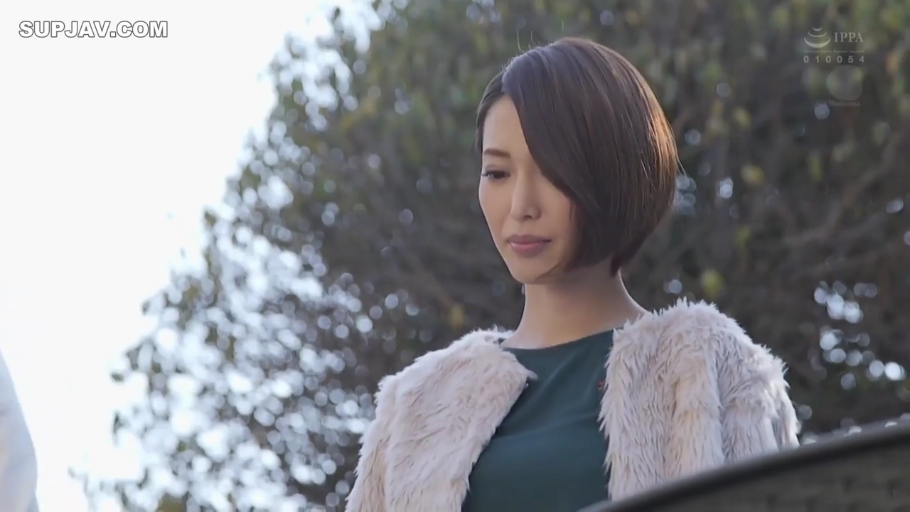 平静 · 树下 · 自然光 · 人物面部特写 · 深绿色上衣