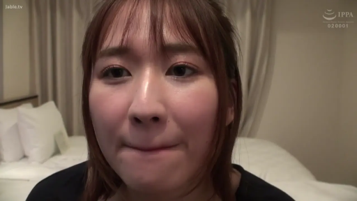 不知所措 · 臉部特寫 · 臥室 · 黑色上衣
