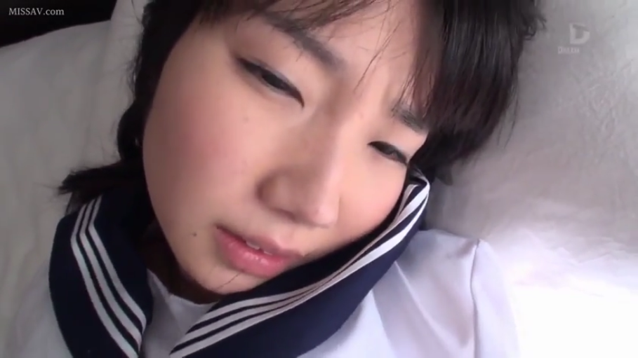 脸部特写 · 卧室 · 眼神涣散 · 日式水手服校服