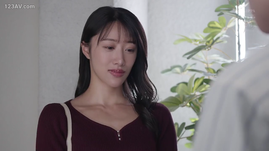 室内 · 脸部特写 · 站立 · 注视 · 绿植 · 长发 · 温柔 · 酒红色针织衫