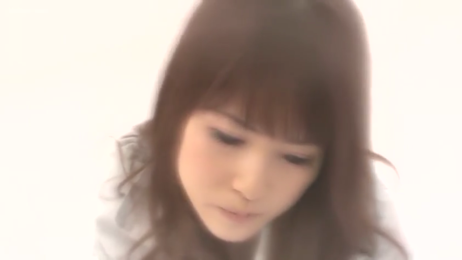 室内 · 集中 · 顔のクローズアップ · 淡い色のトップス · 口交