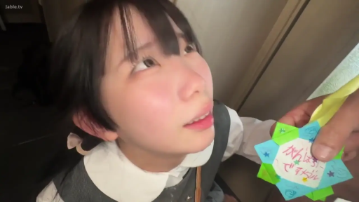 室内 · 深色校服背心 · 眼睛特写 · 迷茫 · 手写字迹奖章