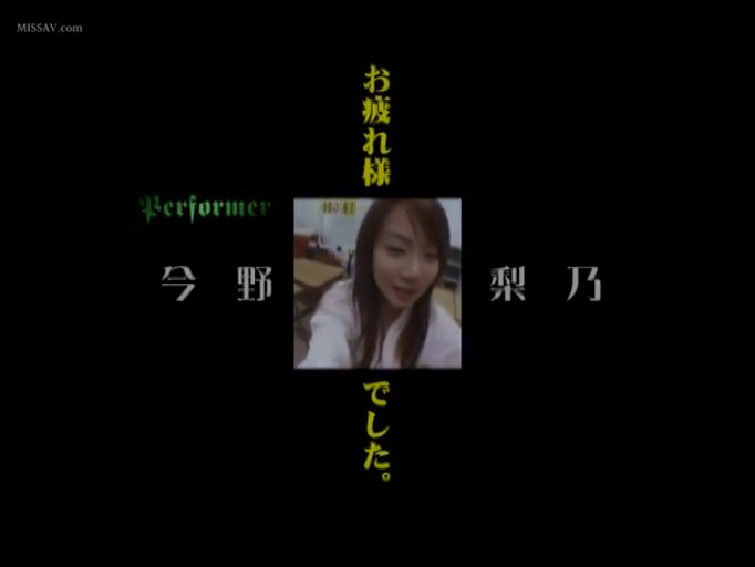 室内 · 白色衣物 · 微笑着看着镜头 · 日语文字信息 · 演员脸部特写