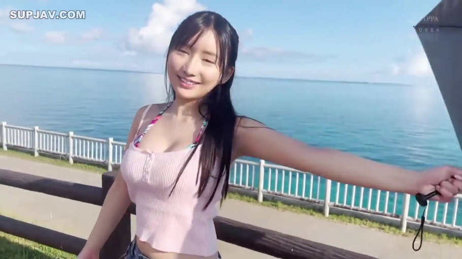 中景 · 站姿 · 微笑 · 面对镜头 · 粉色背心 · 长发 · 雨伞 · 海边