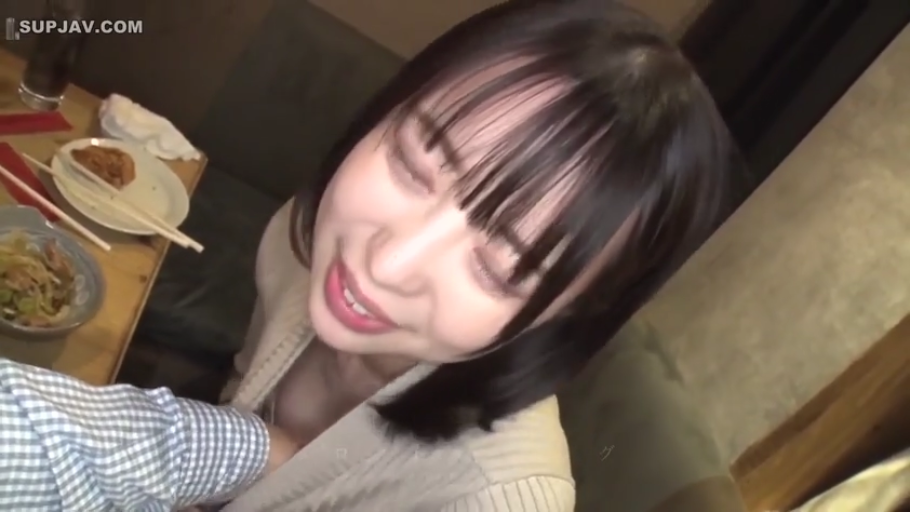 坐姿 · 脸部特写 · 微笑 · 第一人称视角 · 针织衫 · 餐厅 · 餐具 · 摸胸