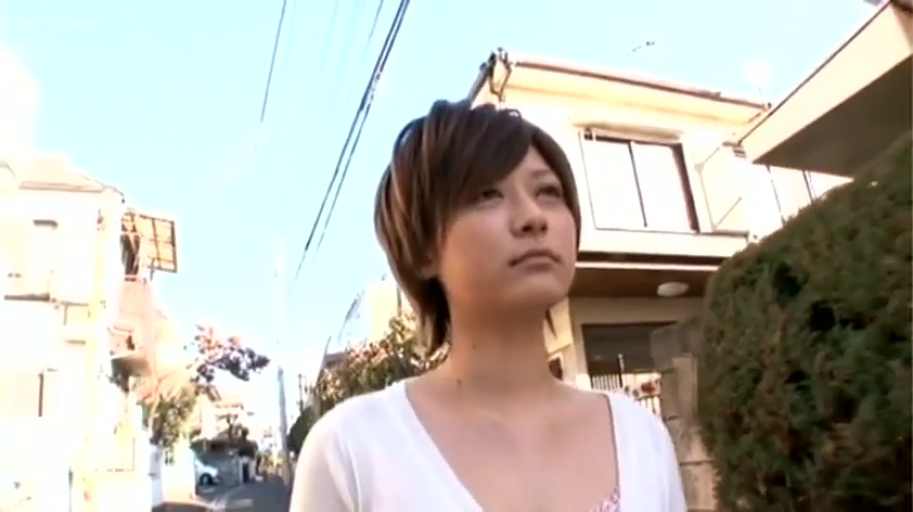 若有所思 · 面部特写 · 日本住宅区 · 自然光 · 白色外衫