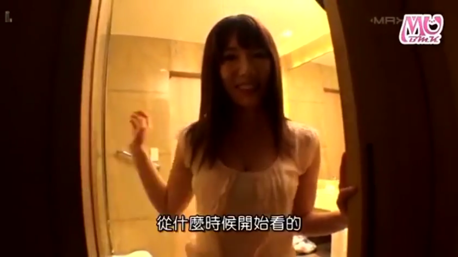 站立 · 微笑 · 半身 · 白色上衣 · 中文字幕 · 酒店 · 注视镜头 · 门