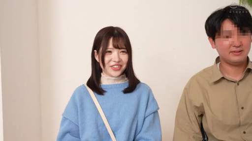 室内 · 说话中 · 两人面部特写 · 女性穿着蓝色圆领毛衣