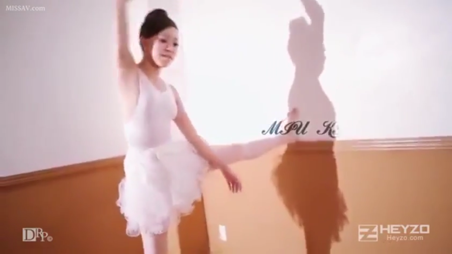 室内 · 全身 · 平静 · 抬腿 · 芭蕾舞裙 · 跳舞 · 影子