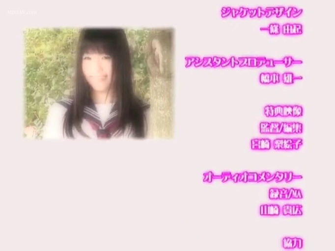 微笑 · 水手服制服 · 粉色字体 · 角色面部特写 · 室外