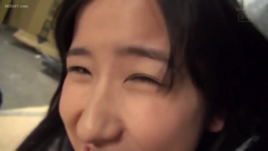 室内 · 眼睛特写 · 眯眼笑 · 画质模糊