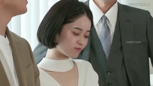 办公室 · 室内光线 · 压抑 · 白色圆领上衣 · 无 · 无 · 女子脸部特写