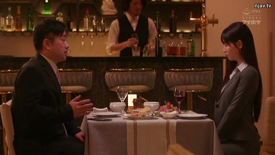 严肃 · 中景 · 酒杯 · 剧情 · 酒吧 · 对坐 · 职业正装 · 约会用餐