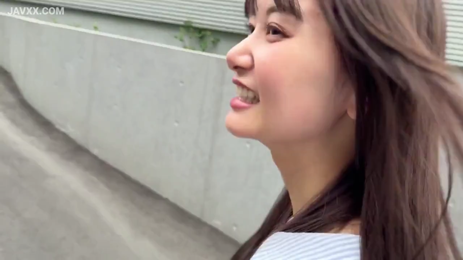微笑 · 户外 · 自然光 · 条纹上衣 · 脸部侧面特写