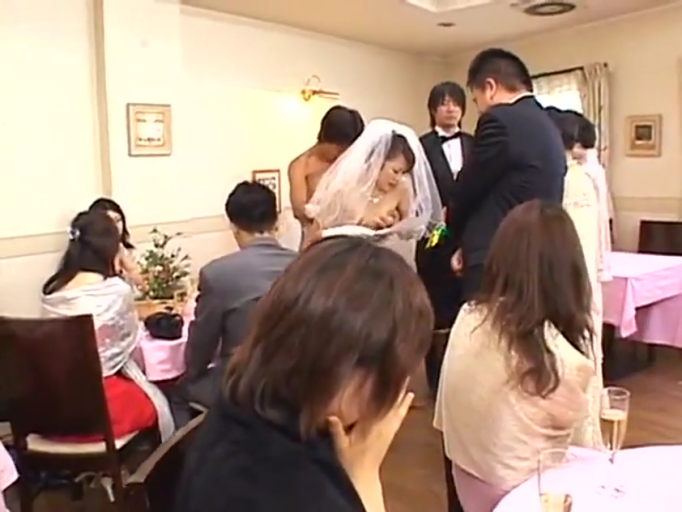 婚纱 · 顺从 · 项链 · 宴会厅 · 新娘胸部特写 · 公共场合露点 · 婚礼现场