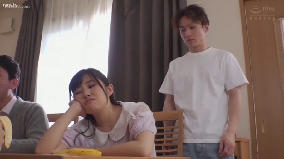 室内 · 中景 · 剧情 · 休闲服 · 托腮 · 独坐 · 不满 · 香蕉