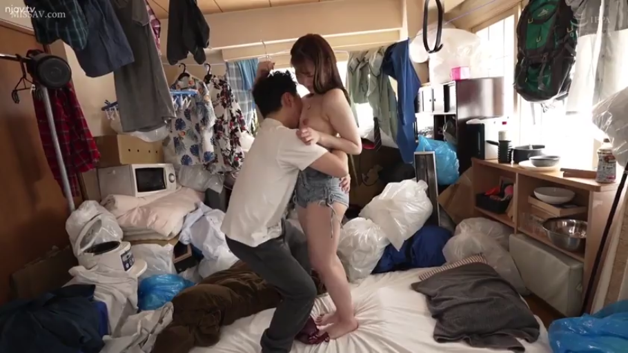杂乱的卧室 · 女性牛仔短裤 · 亲吻乳房 · 环境脏乱 · 女性享受表情 · 男人亲吻乳房特写