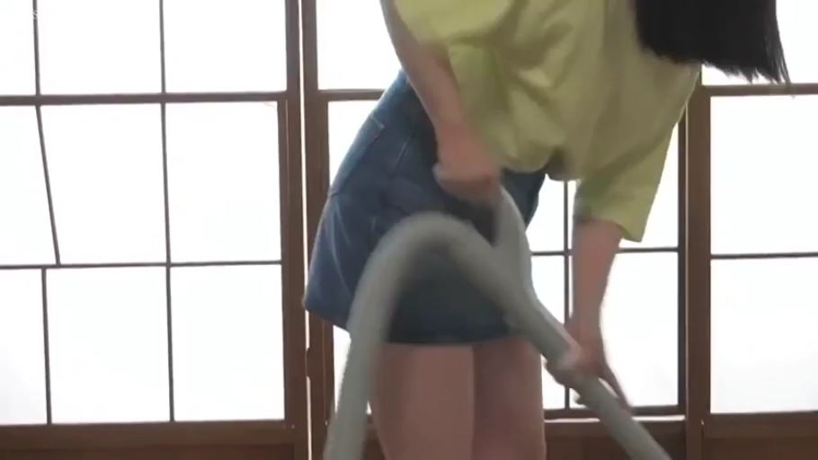 日式拉门背景 · 臀部曲线 · 蓝色紧身牛仔短裙 · 吸尘器 · 日常画面 · 无法看到